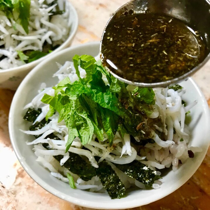 スパイシーハーブが美味しい シラス丼